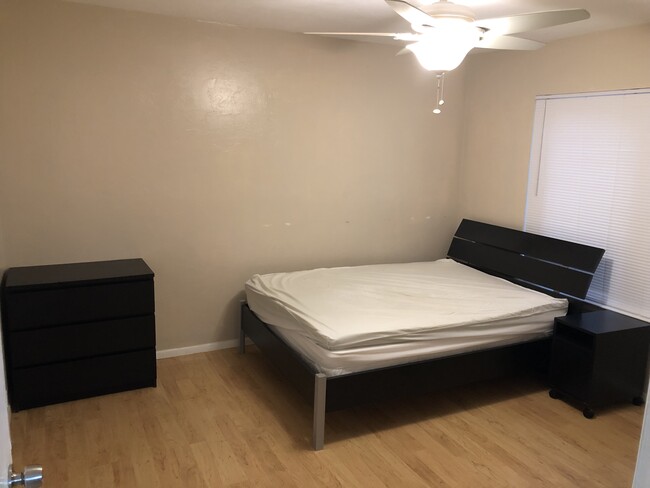 Furnished bedroom - 4000 SW 23rd St