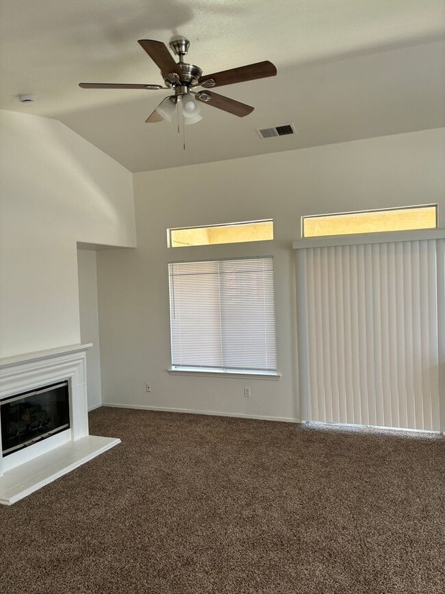Building Photo - 3 Bedroom 2 Bath Home