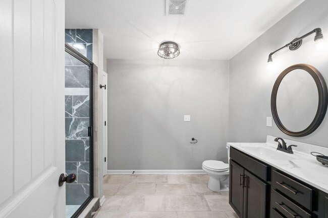 Building Photo - Country feel in the City.  Sharp 3 bed 2 bath.  Close to Fort Campbell.