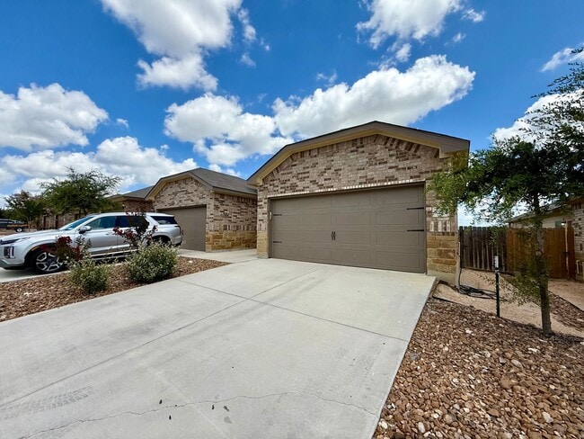 Building Photo - 3 Bedroom, 2 Bathroom Duplex in Converse!