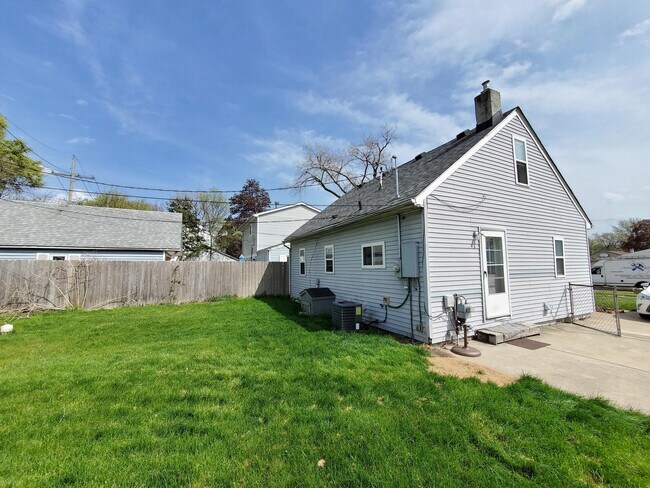 Building Photo - 1251 Kalama Ave