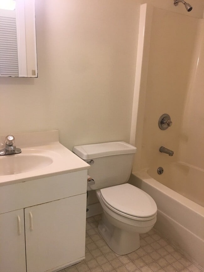 Building Photo - 2 bedroom, 2 bath Condo in Madison Park: A...