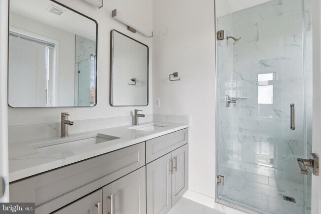 Building Photo - 2602 4th St NE