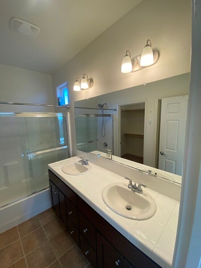 Building Photo - Like New 4 Bedroom Home in Heritage Square