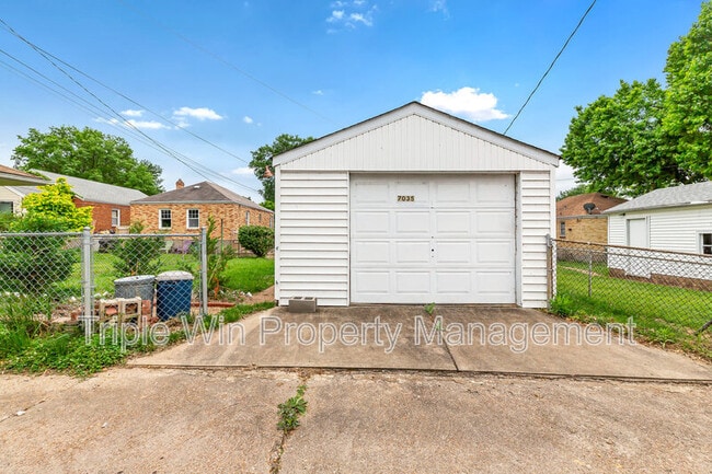 Building Photo - 7035 Plainview Ave