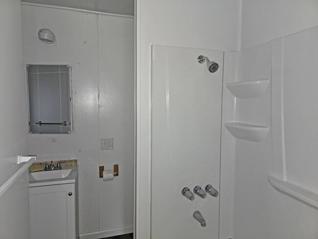 Building Photo - 1150 E San Joaquin Ave