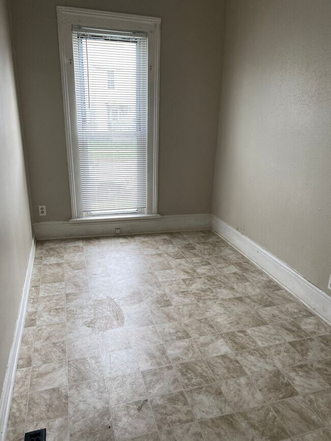 Building Photo - 251-251 1/2 N Fifth St