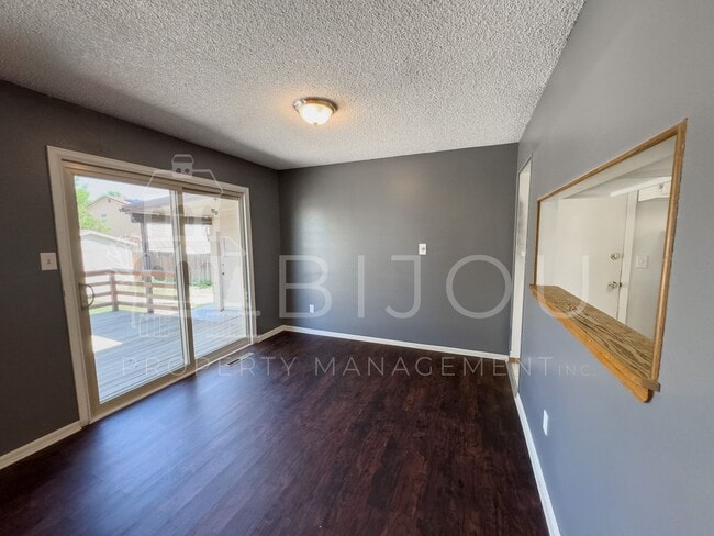 Building Photo - Large Main Level Living