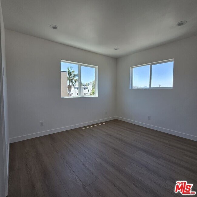 Building Photo - 10827 1/2 Peach Grove St