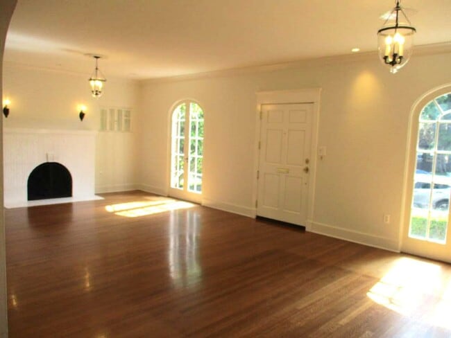 Building Photo - Stunning 4 Bedroom Home in North End Tacoma
