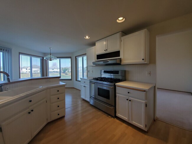 Building Photo - 4-Bedroom, 2.5-Bath located in Horn Rapids...