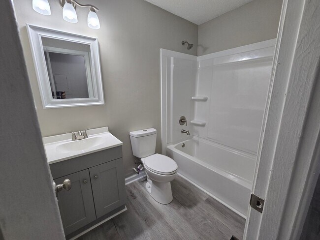 Building Photo - NEW LISTING!!!!!