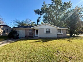 Building Photo - Coming soon! 4 bedrooms 1.5 bathrooms!