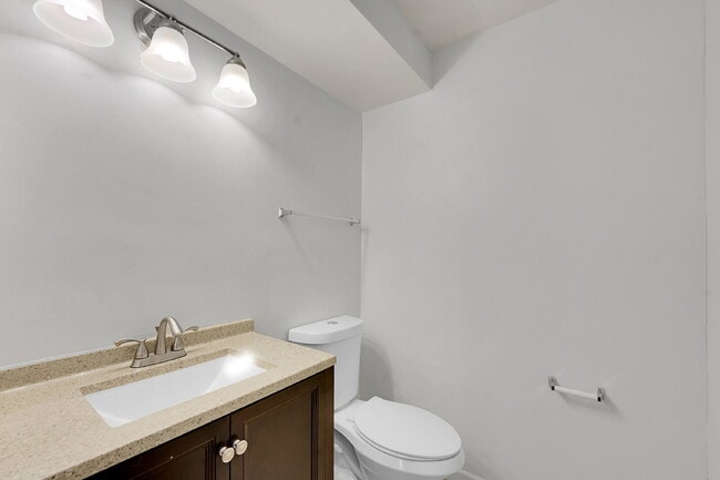 Building Photo - $2,200 - 3 Bed 3 Bath Home with 2 Primary ...