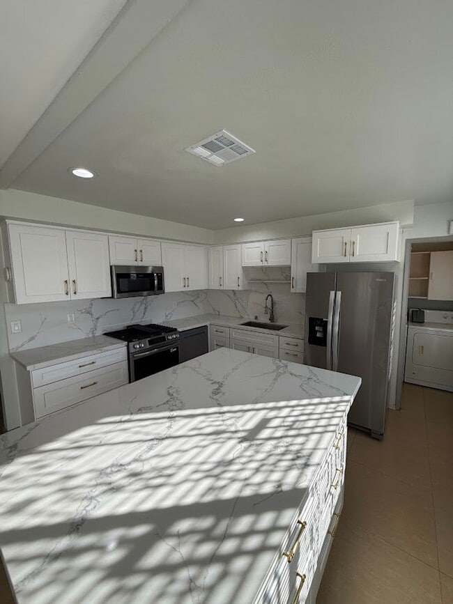 Building Photo - 3 Bedroom 2 Bathroom Granada Hills Home (Main House) Great Location!