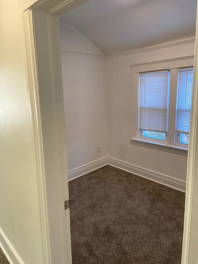 Building Photo - $1,300 - Newly 3 Bedroom 2 Bath