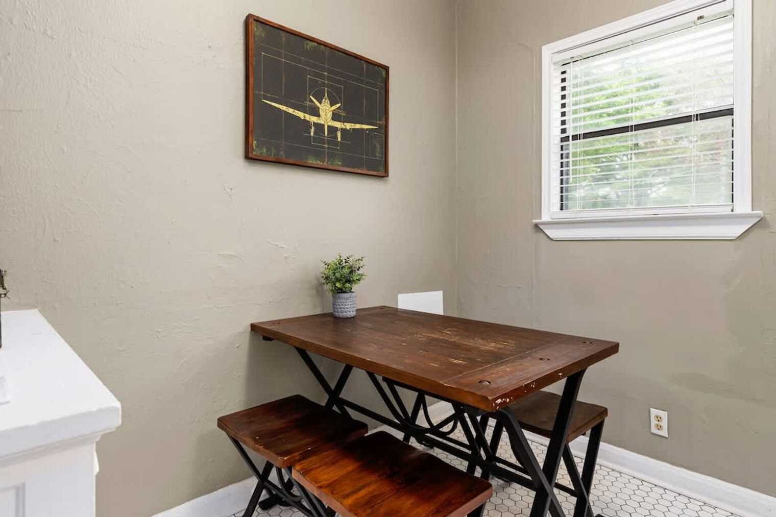 Building Photo - 203 W Magnolia Ave