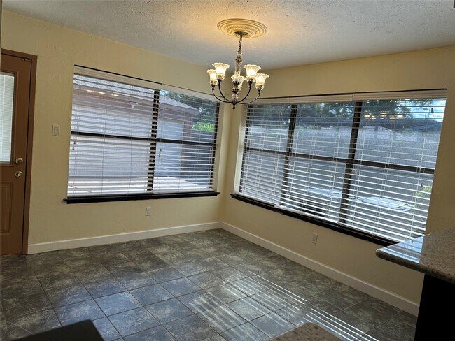 Building Photo - 2826 Green Fields Dr