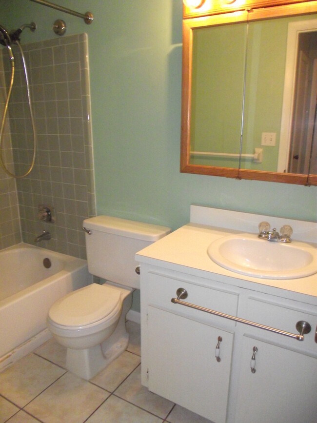 Building Photo - 3/2 house in convenient NW location!