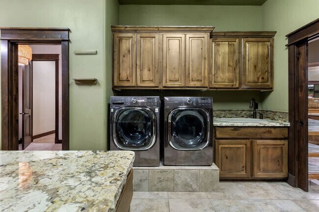 Building Photo - 5605 N Morpheus Pl