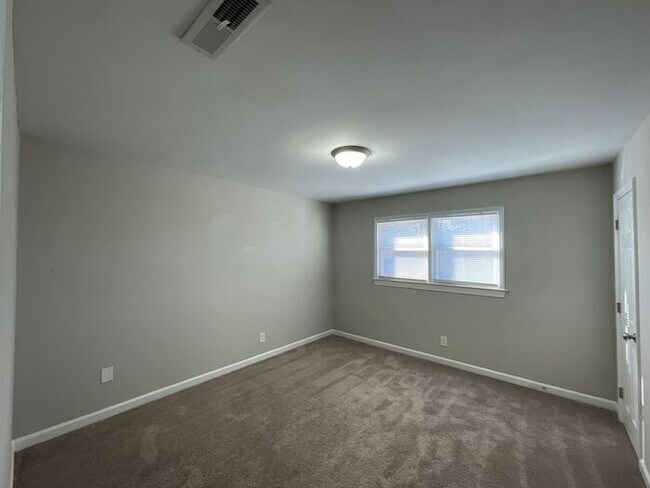 Building Photo - Townhomes at Humboldt Place- Fully renovated and move in ready 2 bedroom unit!