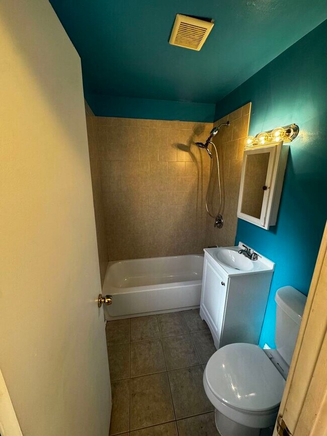 Building Photo - 9556 S Forest Ave