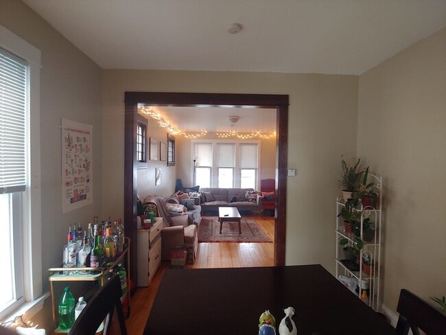 Building Photo - AVAILABLE JUNE 1st - 4 Bed, 1.5 Bath Bungalow