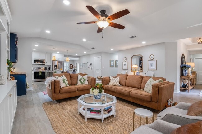 Building Photo - 605 Waverly Rd