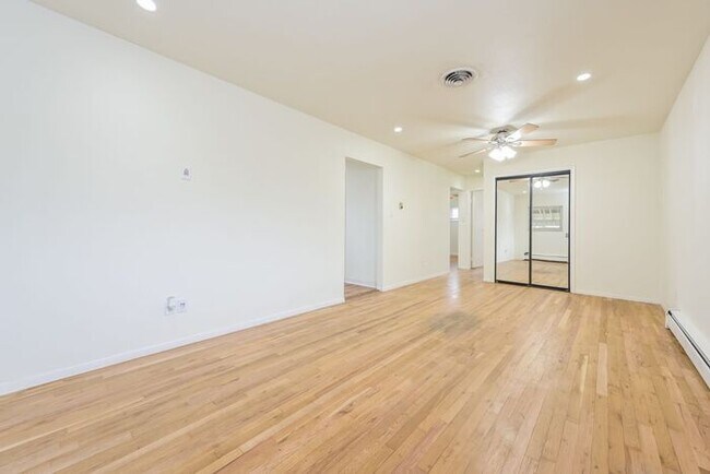 Building Photo - Spacious 2-Bedroom Single-Family with Mode...