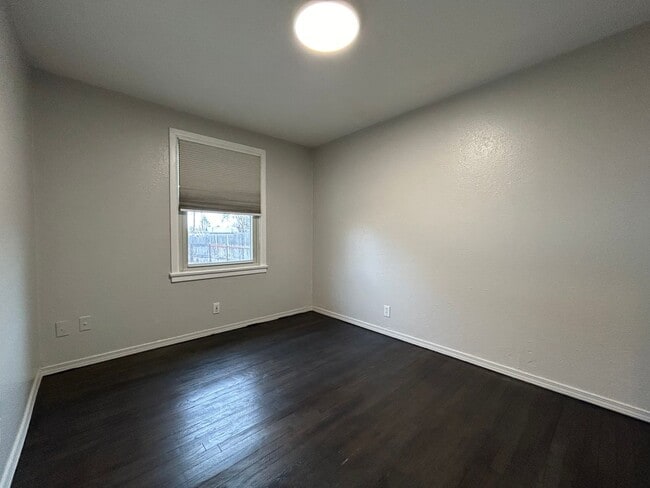 Building Photo - Updated Charmer