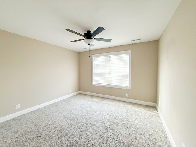 Building Photo - 3 Bedroom 2 Bathroom Home!