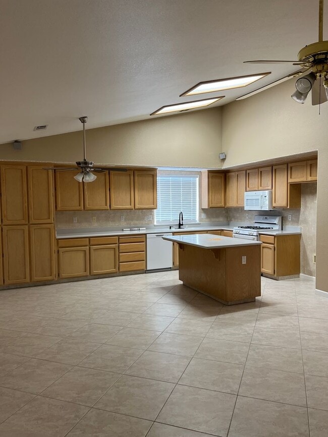 Building Photo - Beautiful 3-Bedroom, 2-Bath Single-Story Home