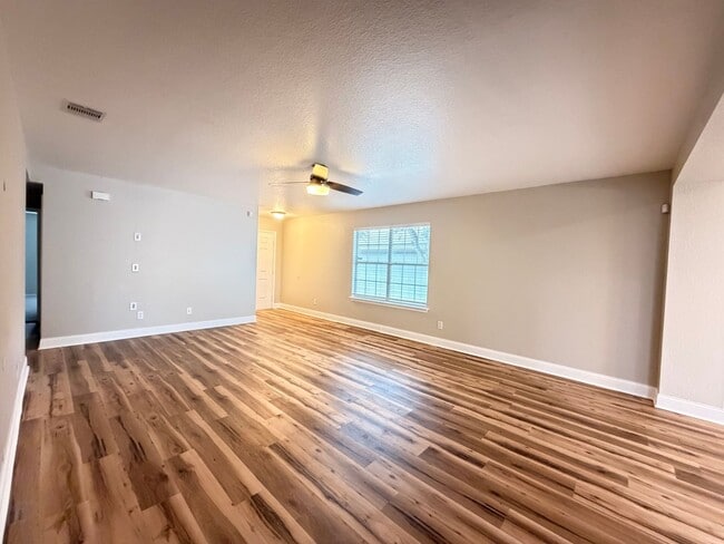 Building Photo - CUTE ONE STORY - 3 BEDROOM / 2 BATH HOME WITH EASY ACCESS TO RANDOLPH AFB & FORUM SHOPPING -- SCH...