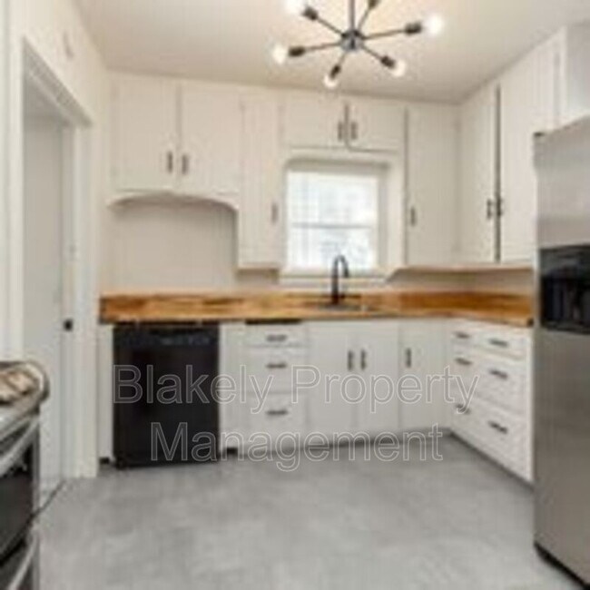 Building Photo - 1020 15th Ave S