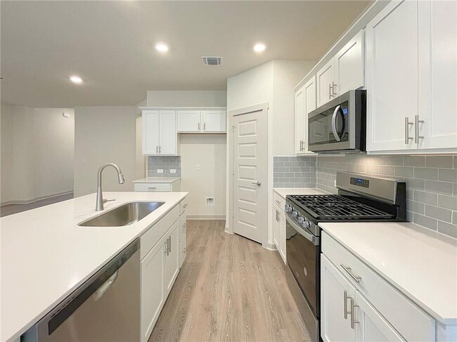 Building Photo - 10501 Defender Trl