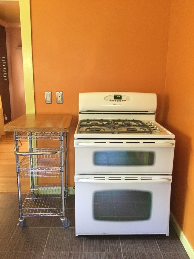 Building Photo - Charming 2 bedroom 1 Bath Close to Midtown!