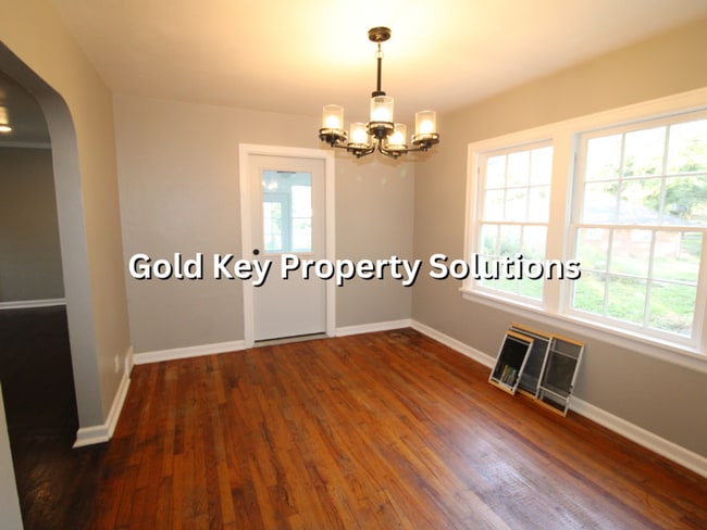 Building Photo - Adorable Brick 4 BR 1 BA House Near Golf C...