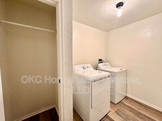 Building Photo - 3516 S St Clair Ave