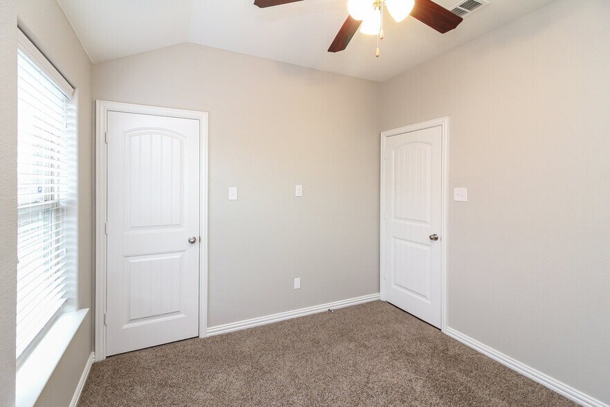 Building Photo - 1505 Sunburst Dr