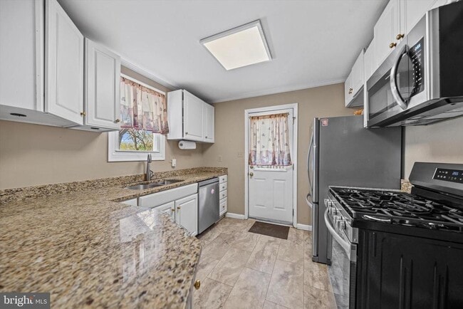 Building Photo - 114 Charles St