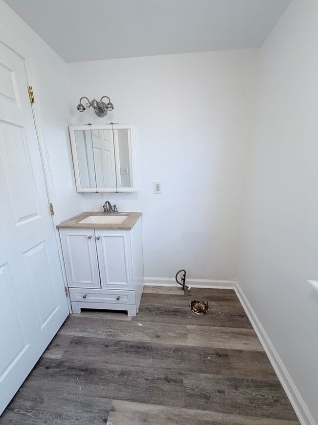 Building Photo - 2-bedroom HOUSE near University City!