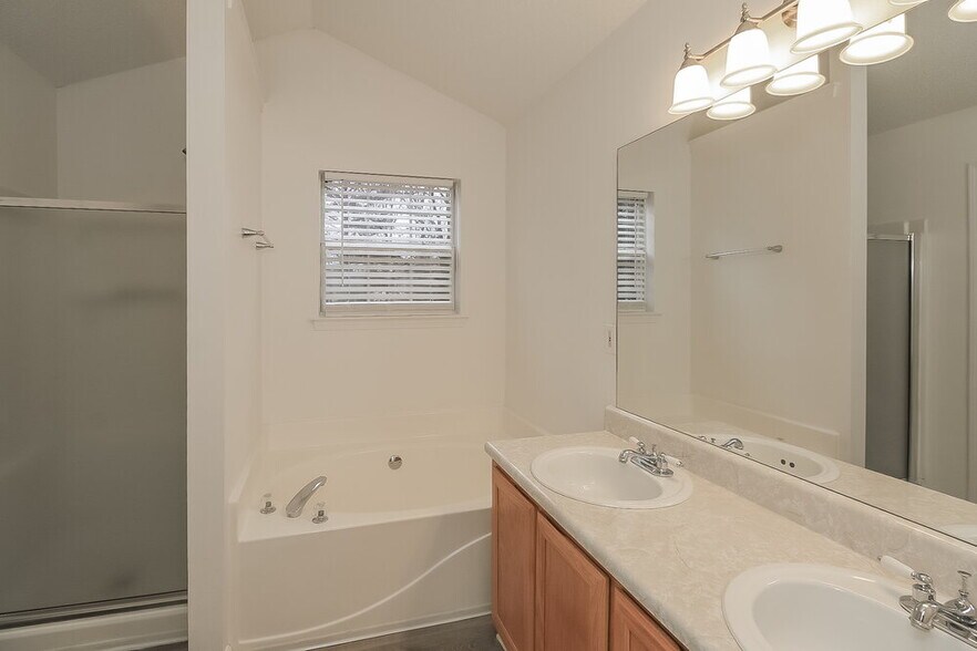 Building Photo - 9447 Rollinghills Dr