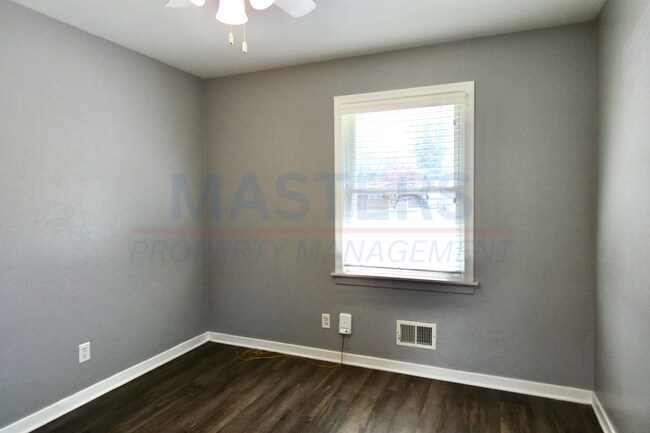Building Photo - 827 Wall St