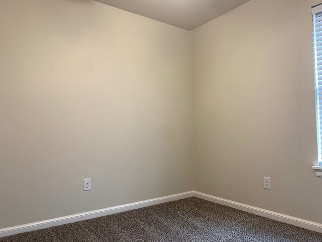 Building Photo - 3 bedroom duplex in Newcastle!