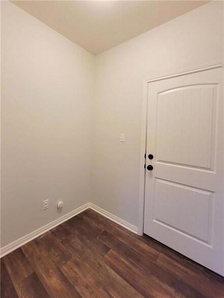 Building Photo - 4601 Rolling Water Dr