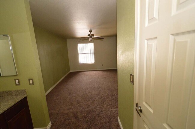 Building Photo - 2nd Floor Condo in a Gated Community