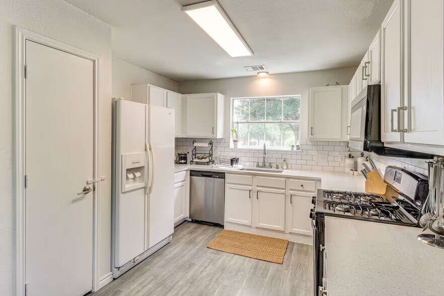 Building Photo - Room in House on Hungry Horse Dr