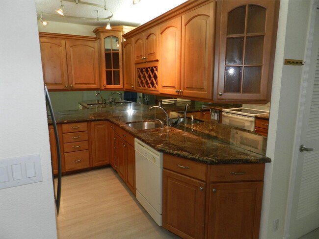 Building Photo - 6307 Bay Club Dr