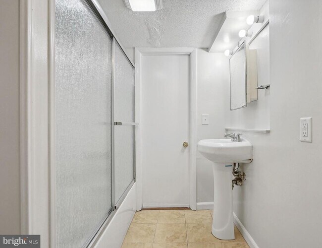 Building Photo - 7405 Columbia Ave