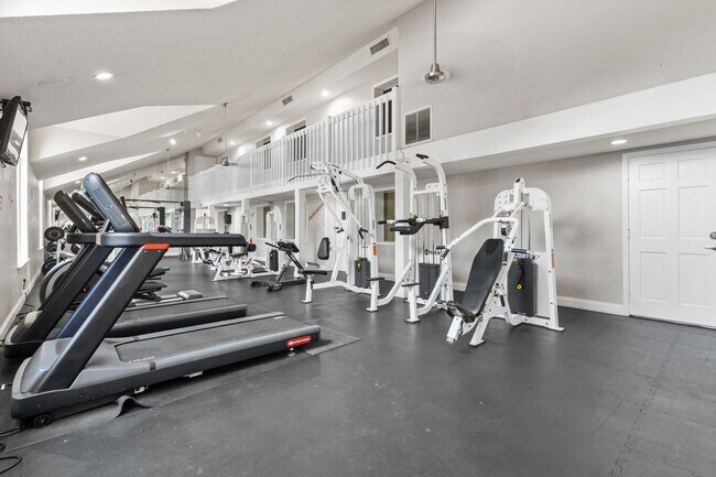 Building Photo - VENETIAN PLACE - 2nd floor • 1 BR 1 Bath -...